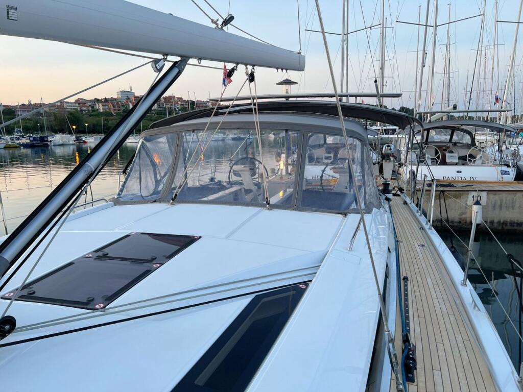 Sailing yacht 