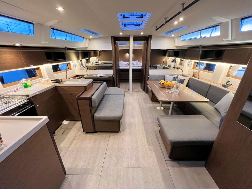 Sailing yacht 