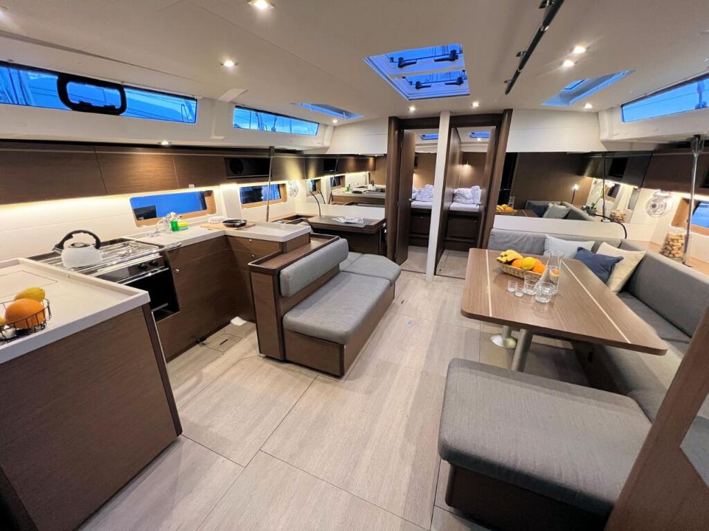 Sailing yacht 