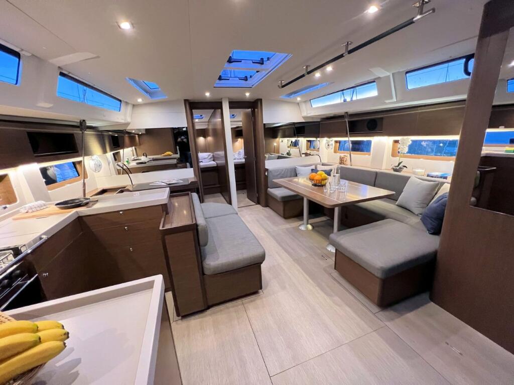 Sailing yacht 