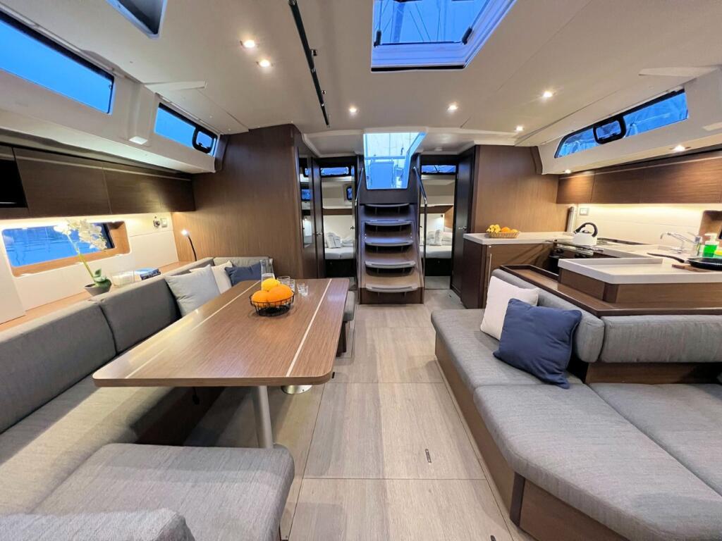 Sailing yacht 