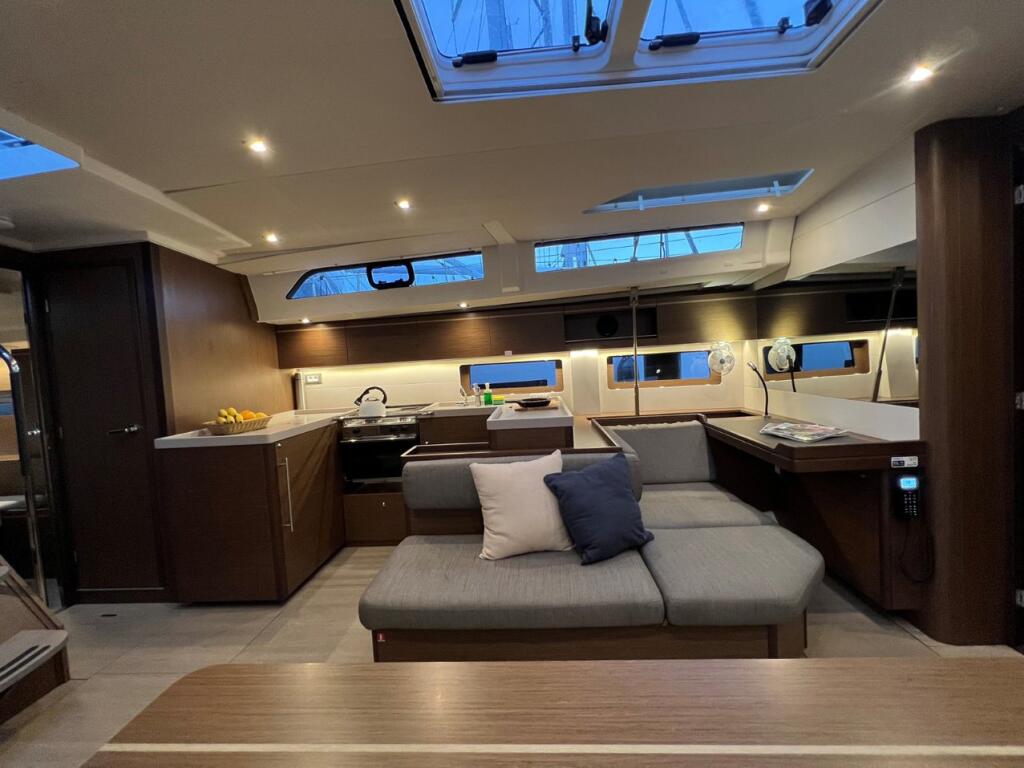 Sailing yacht 