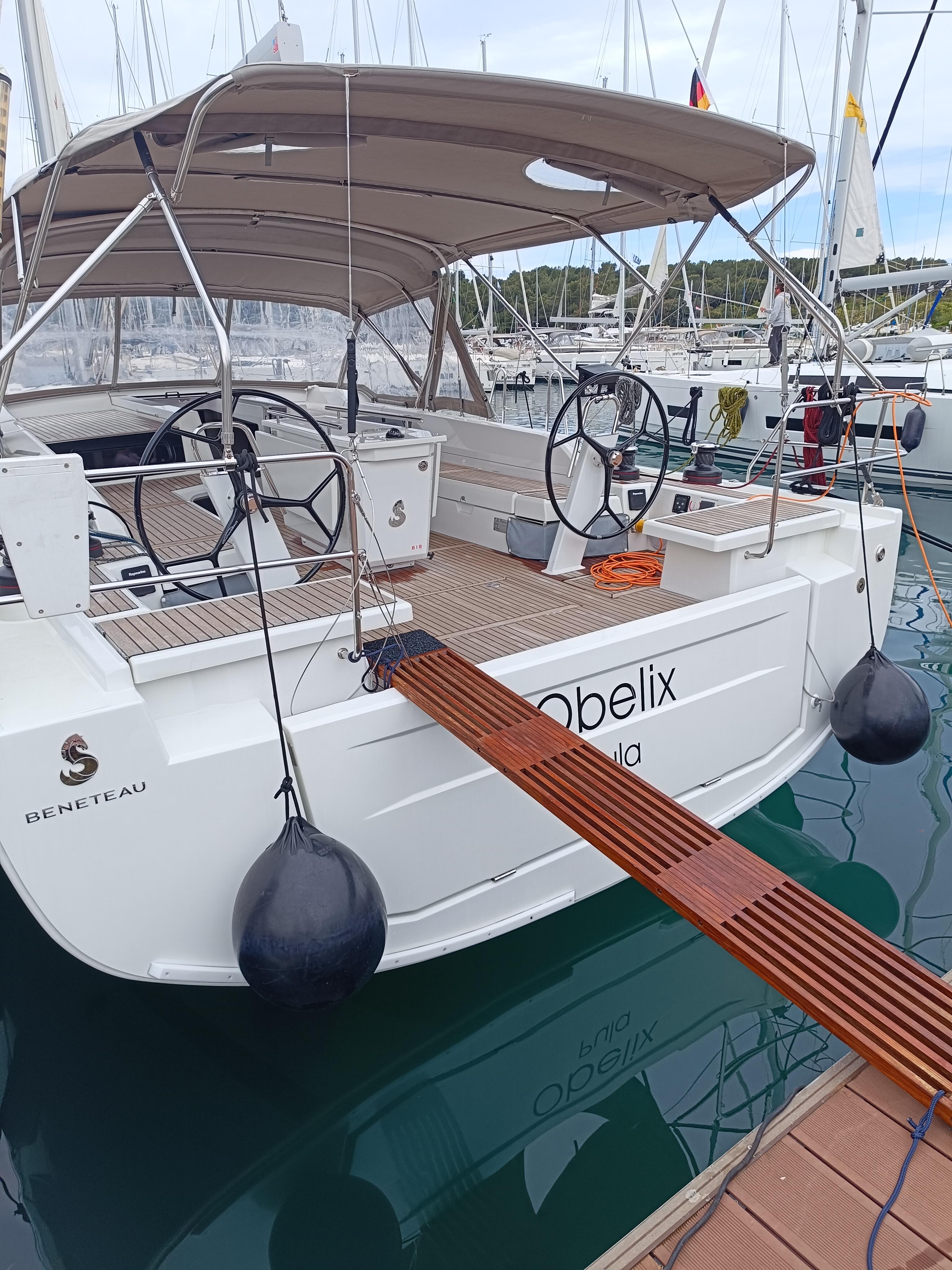 Sailing yacht 