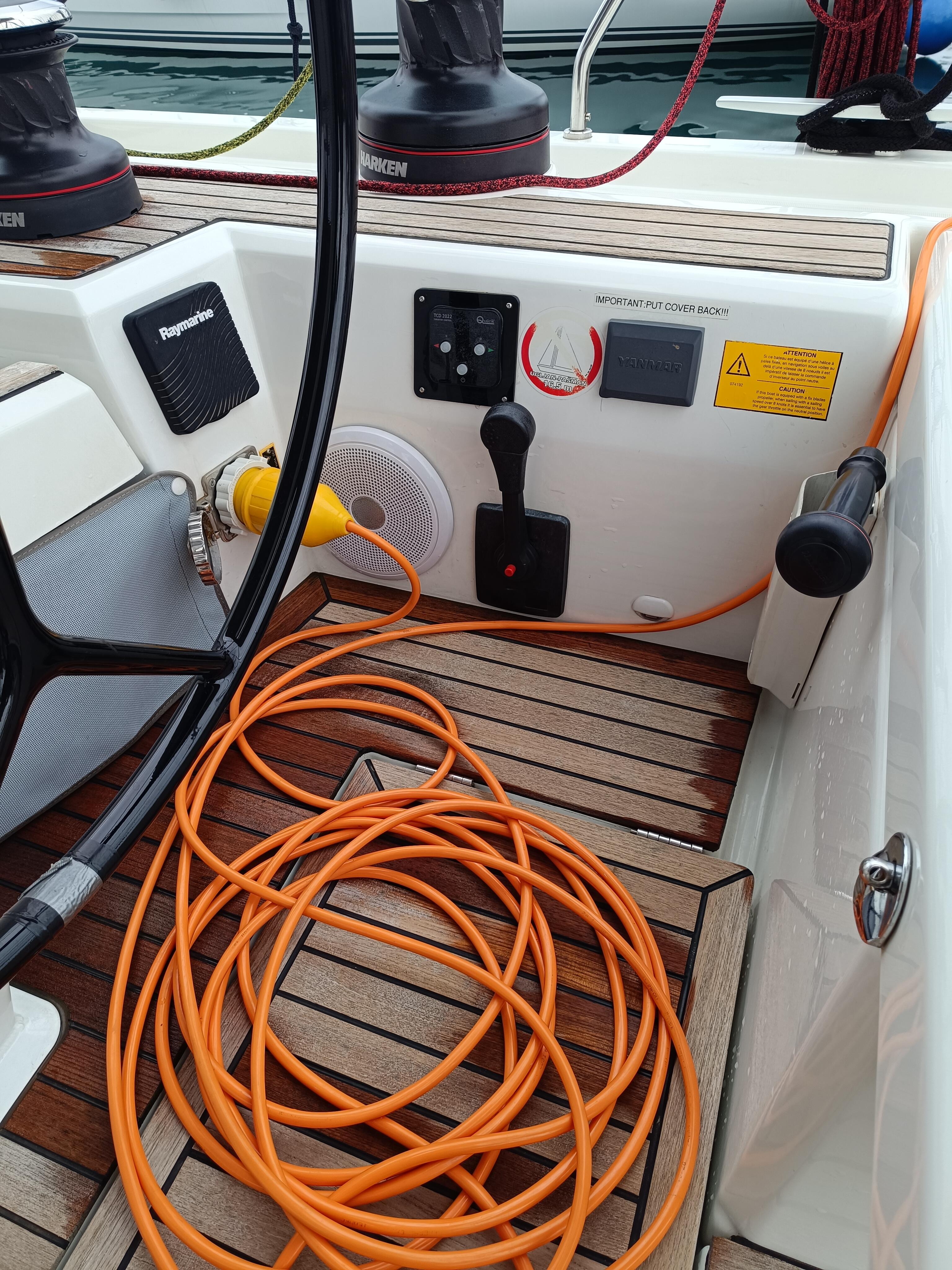 Sailing yacht 