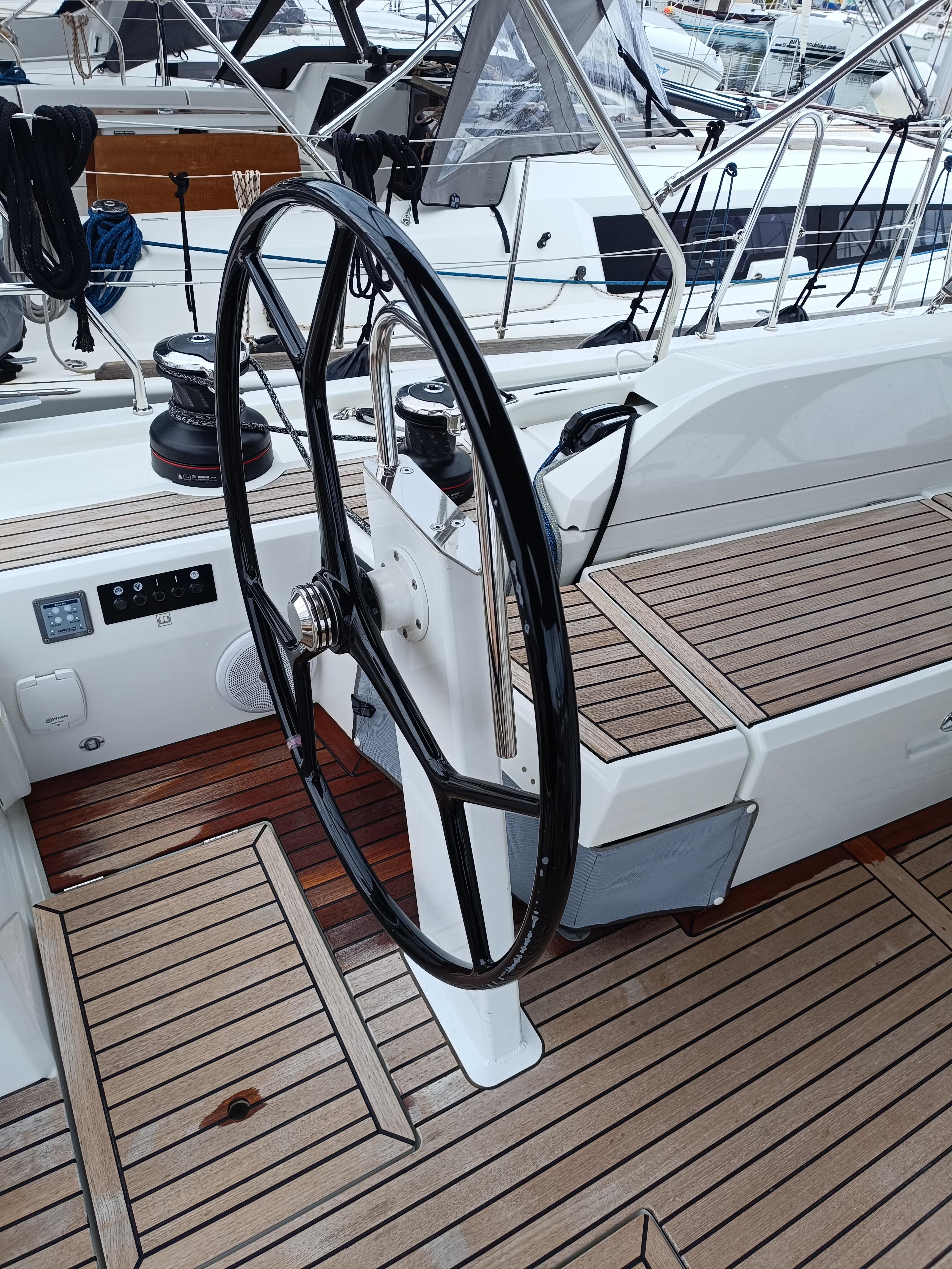 Sailing yacht 