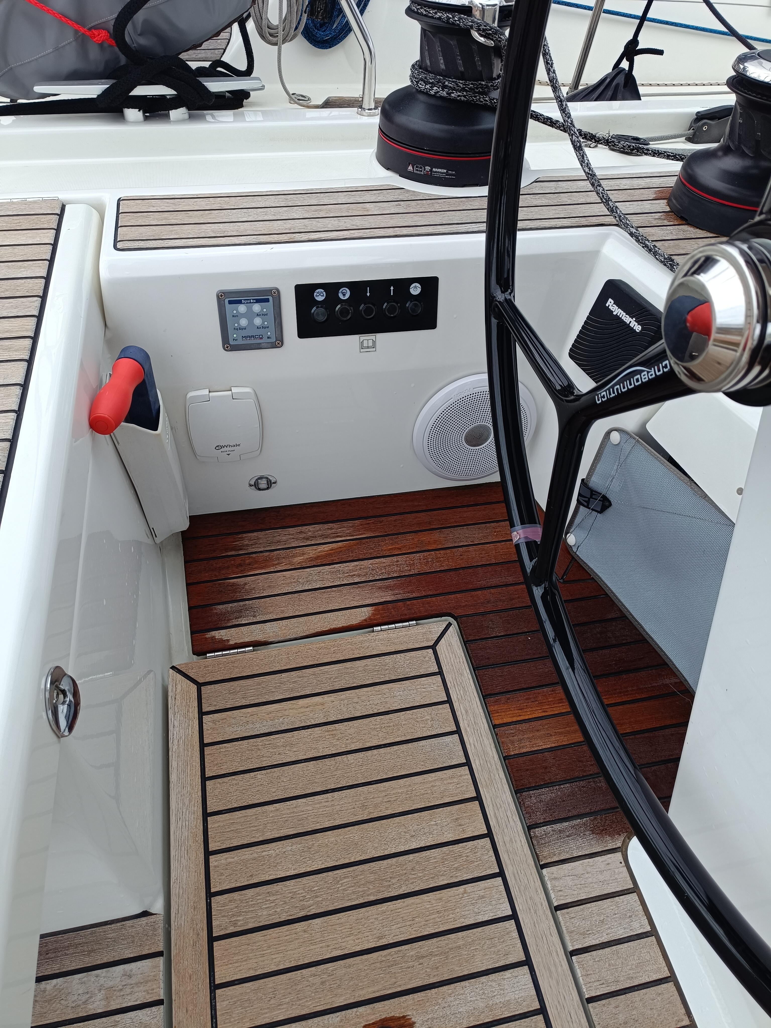 Sailing yacht 