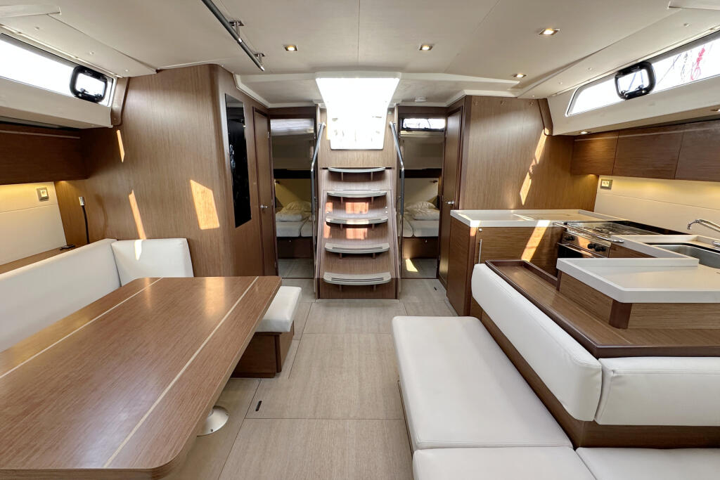 Sailing yacht 