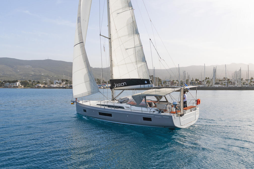 Sailing yacht 
