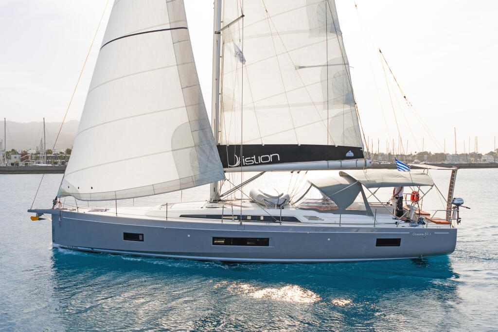 Sailing yacht 