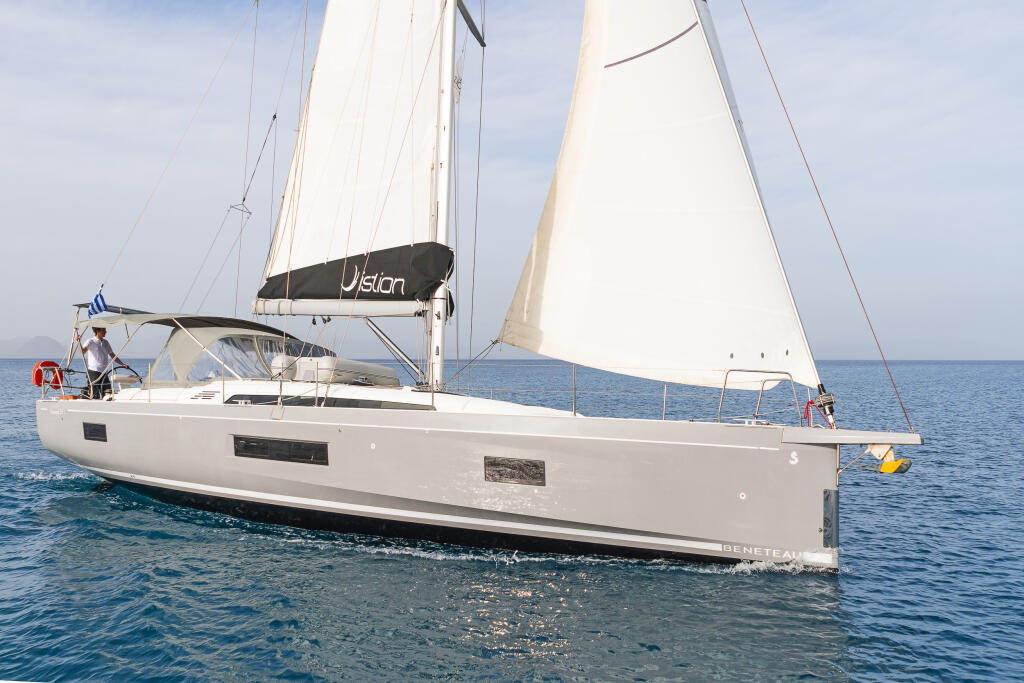 Sailing yacht 