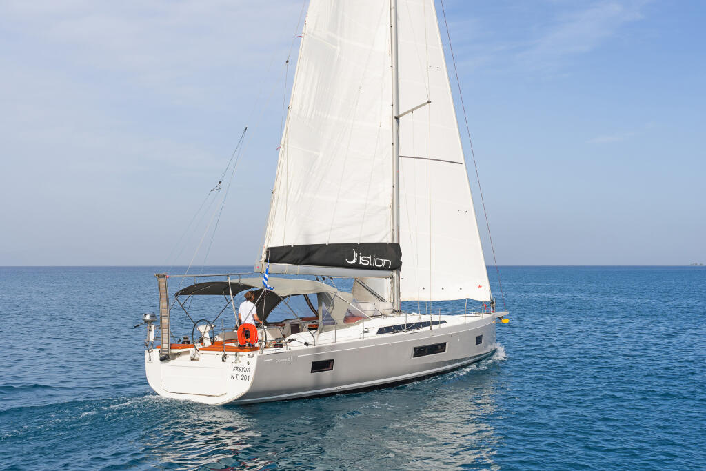 Sailing yacht 