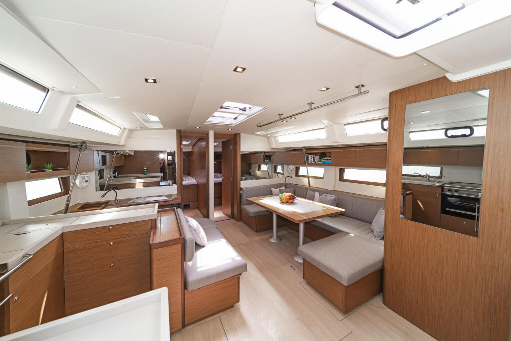 Sailing yacht 