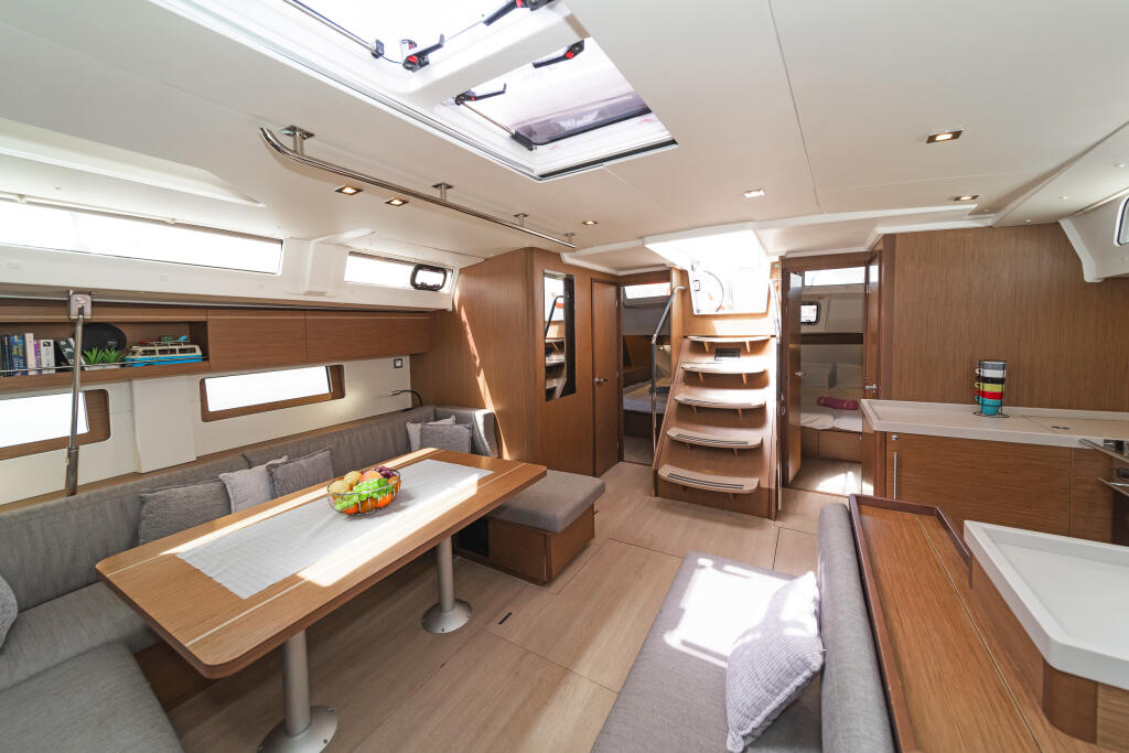Sailing yacht 