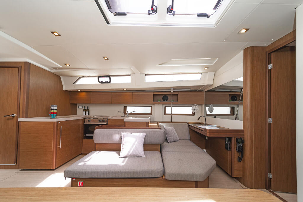 Sailing yacht 