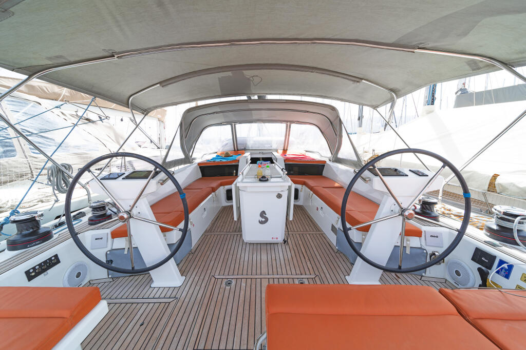 Sailing yacht 