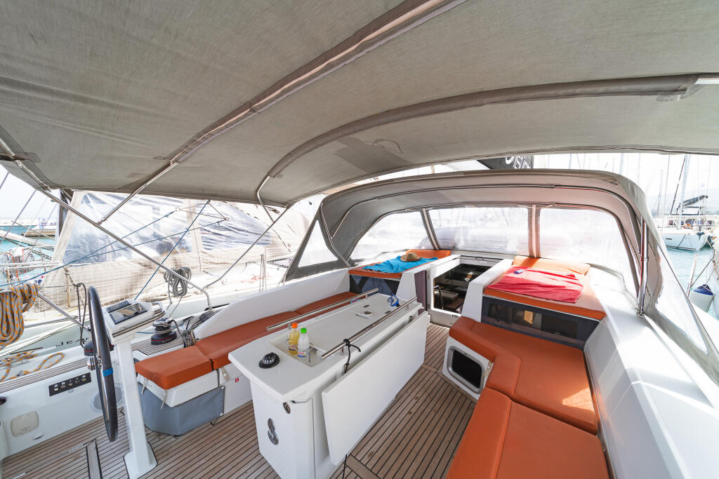 Sailing yacht 