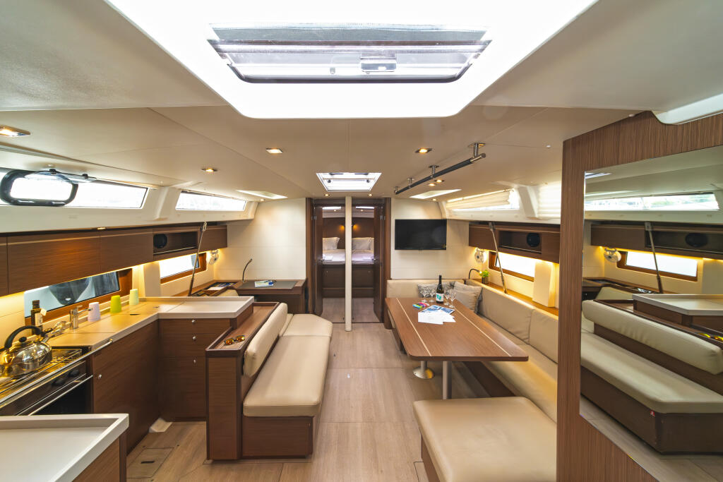 Sailing yacht 