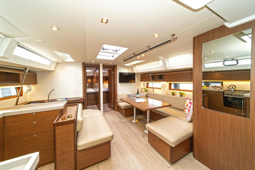 Sailing yacht 