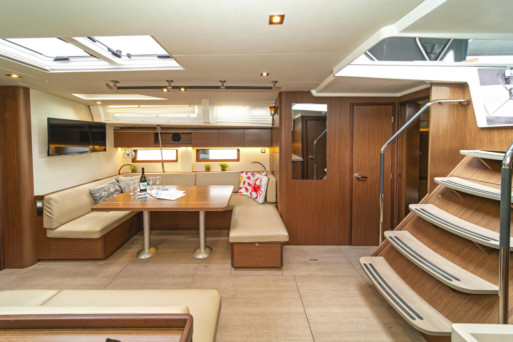 Sailing yacht 