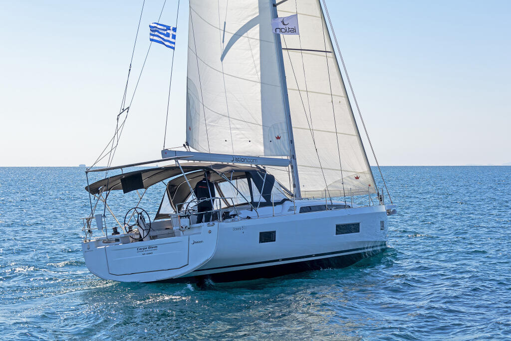 Sailing yacht 