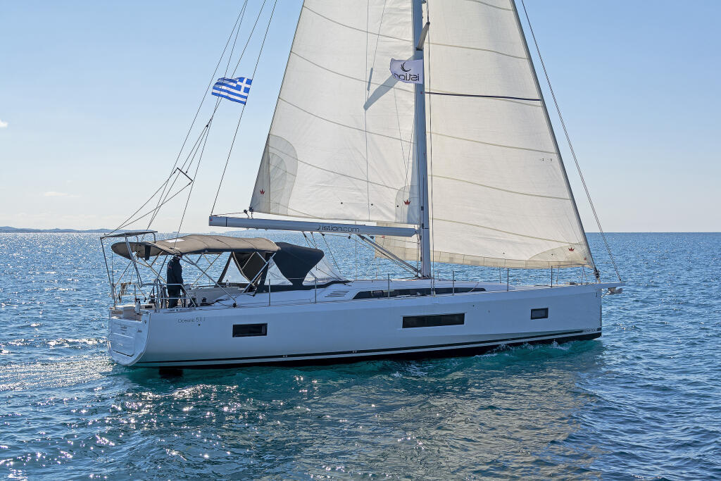 Sailing yacht 