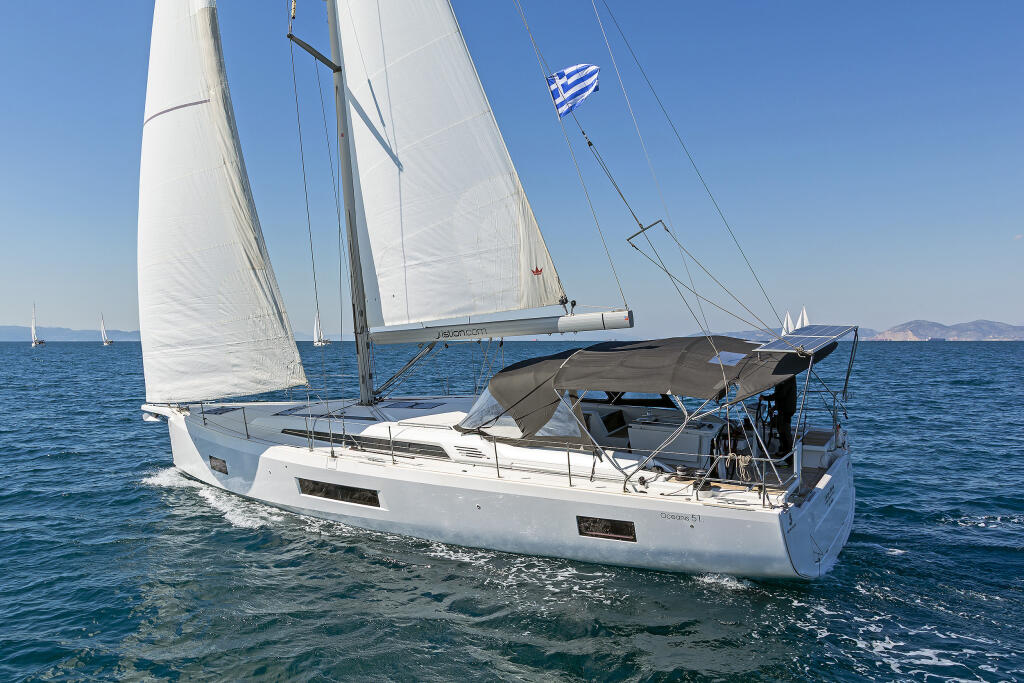 Sailing yacht 