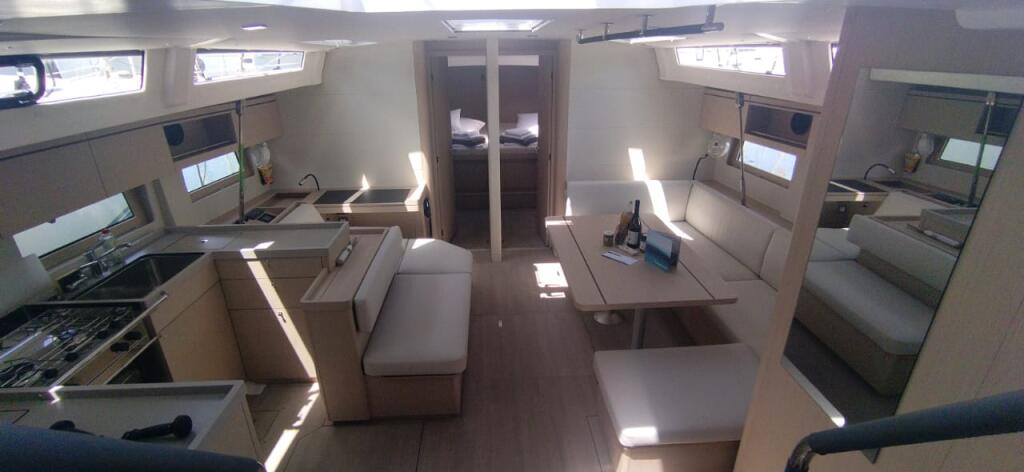 Sailing yacht 