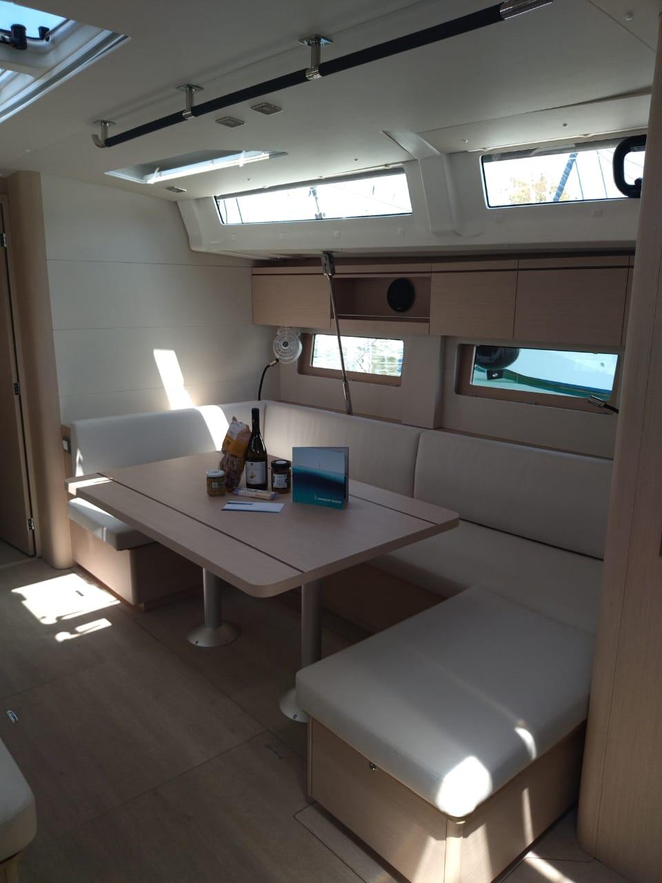 Sailing yacht 