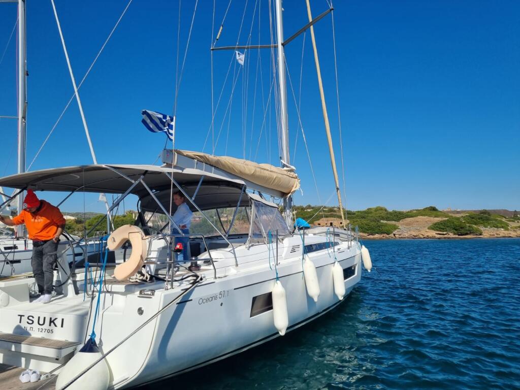 Sailing yacht 