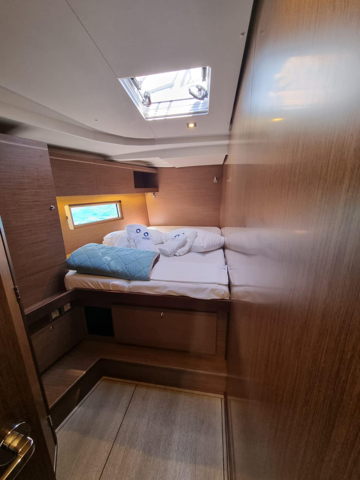 Sailing yacht 