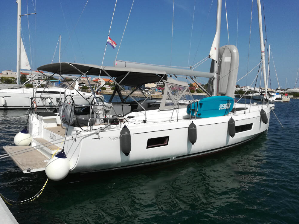 Sailing yacht 