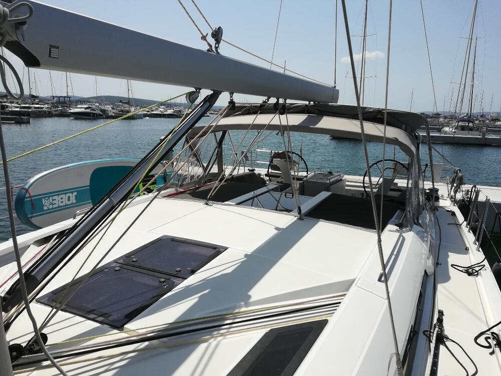 Sailing yacht 