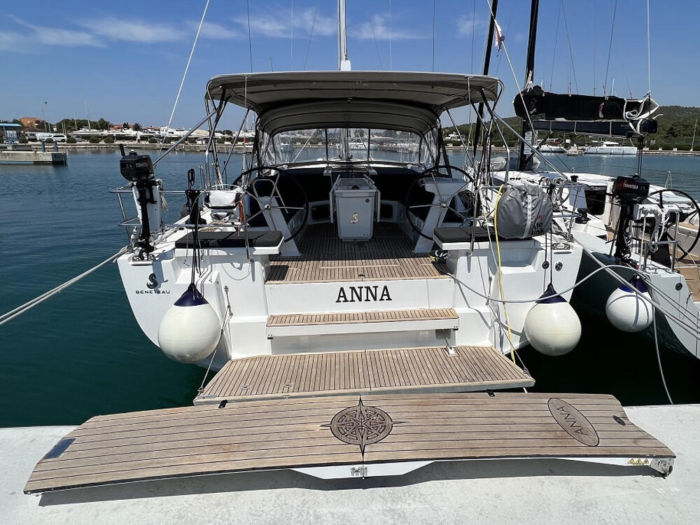 Sailing yacht 