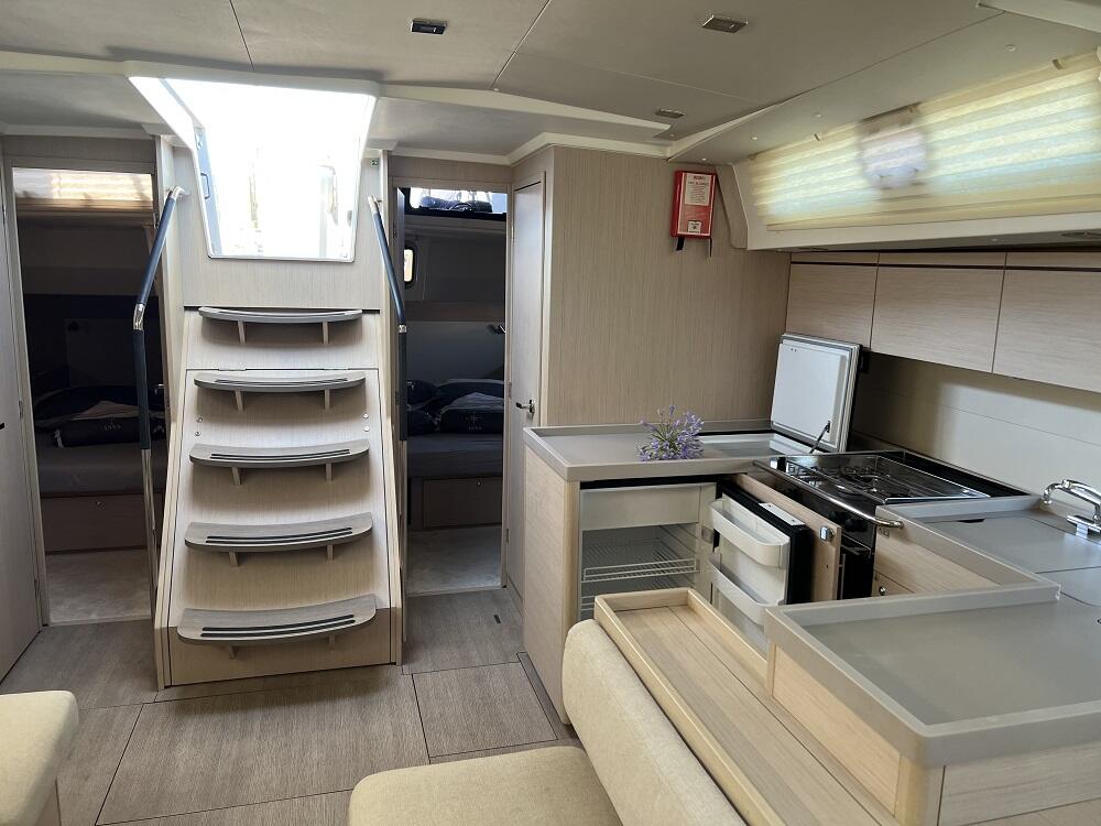 Sailing yacht 