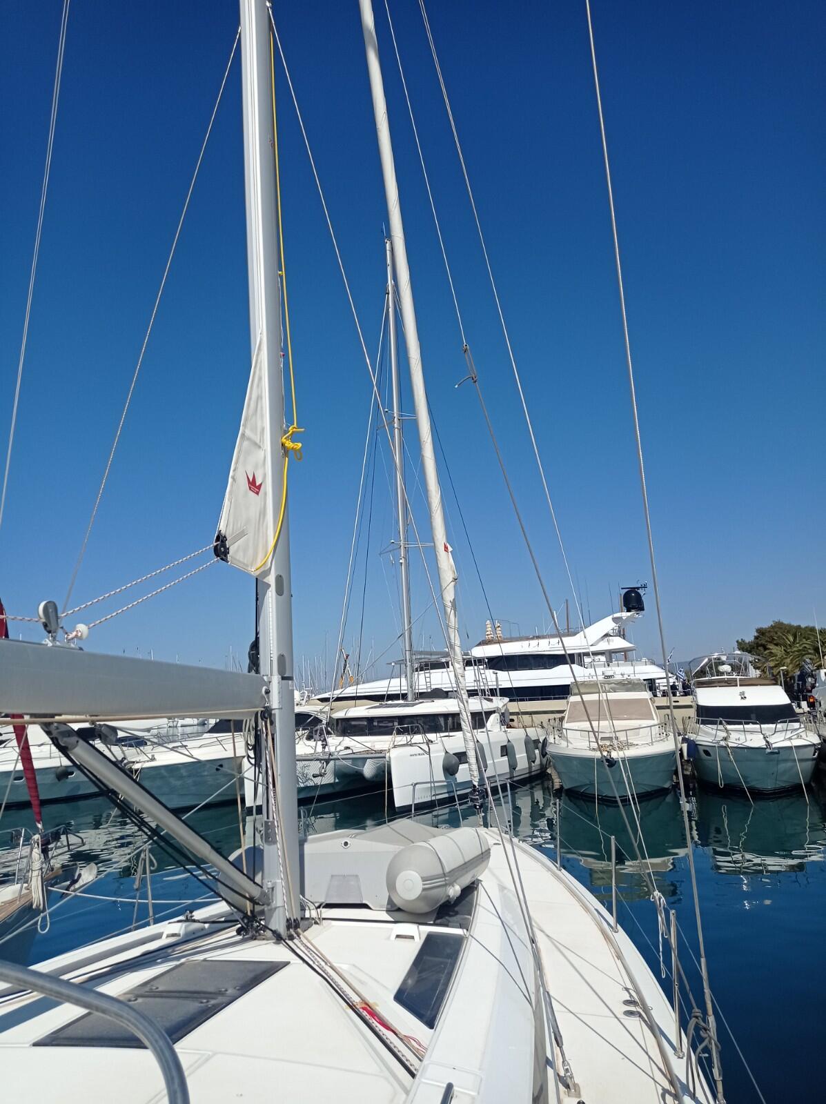 Sailing yacht 
