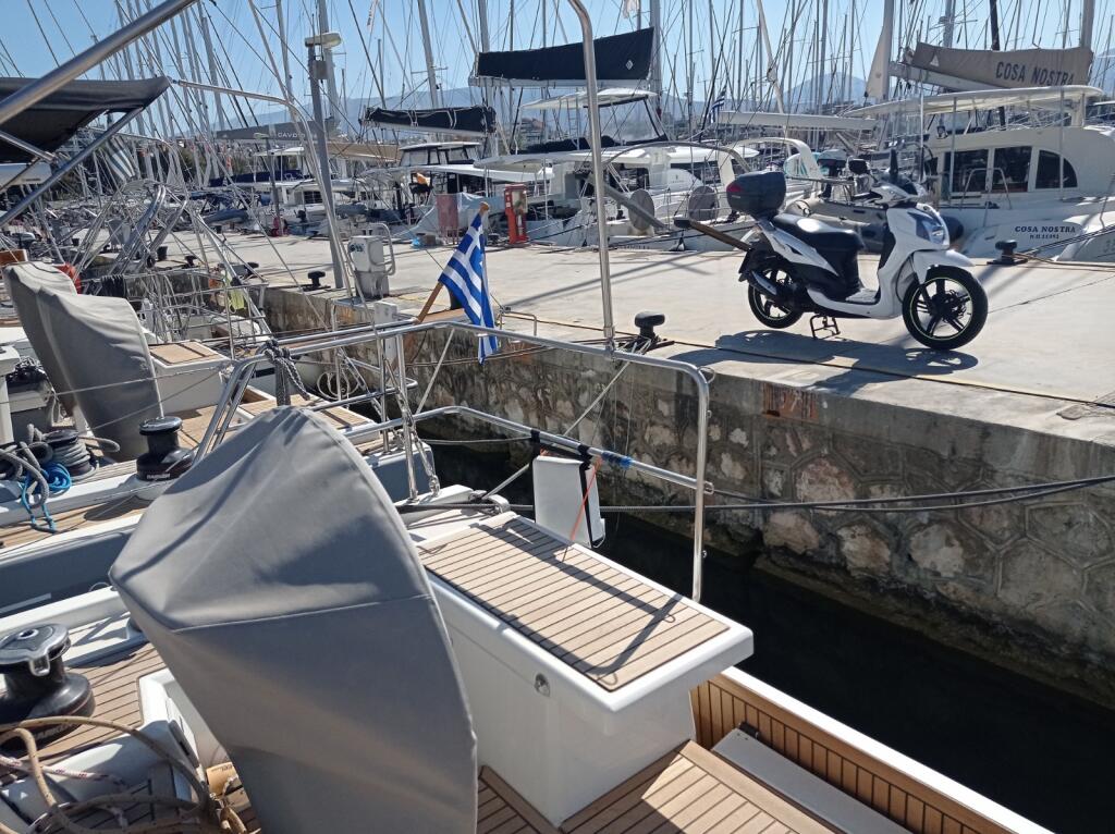 Sailing yacht 