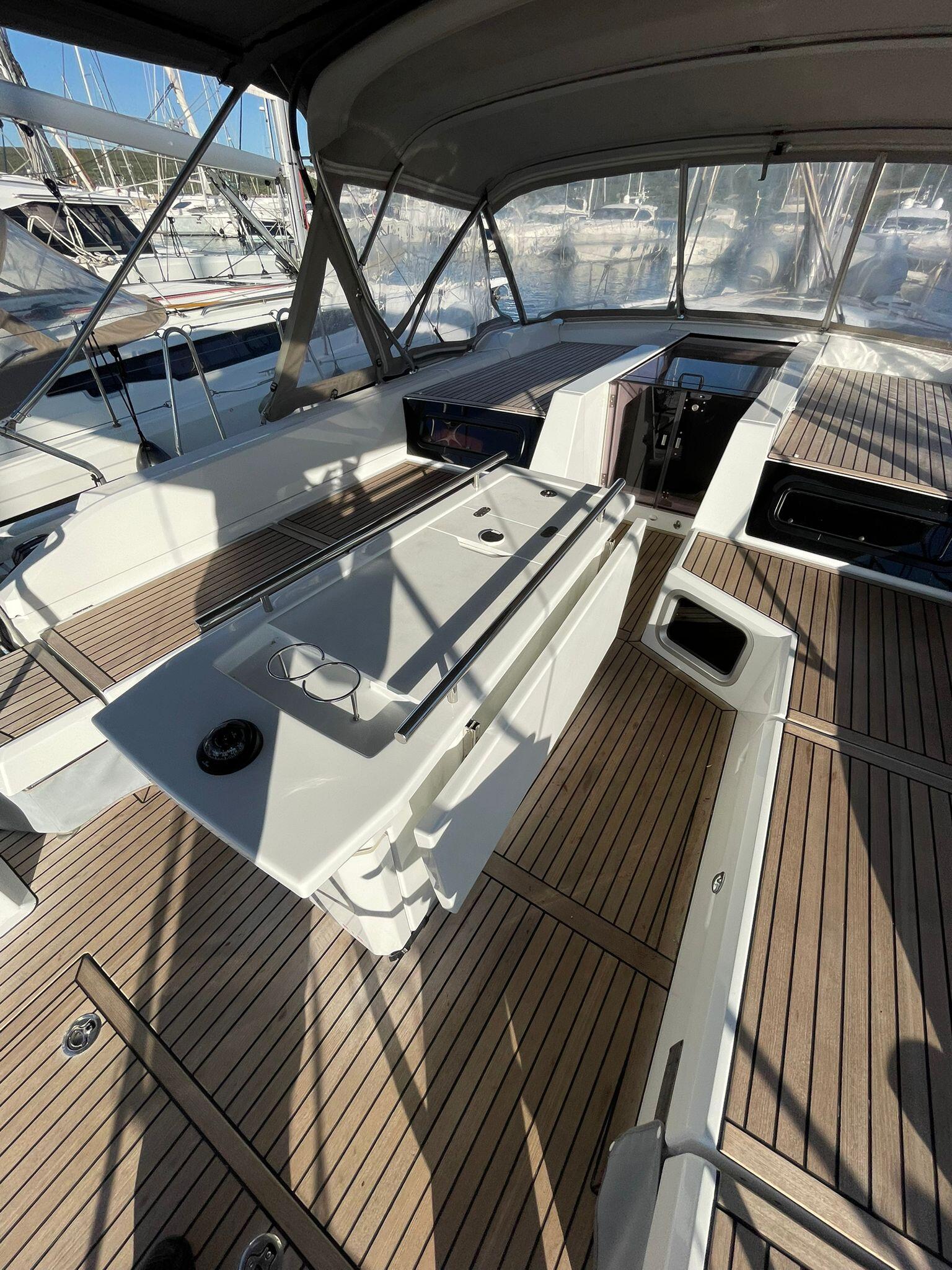 Sailing yacht 