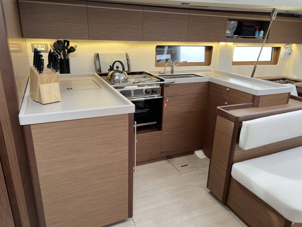 Sailing yacht 