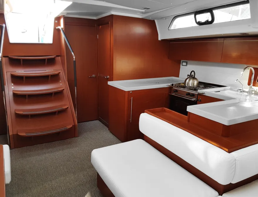 Sailing yacht 