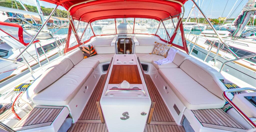 Sailing yacht 