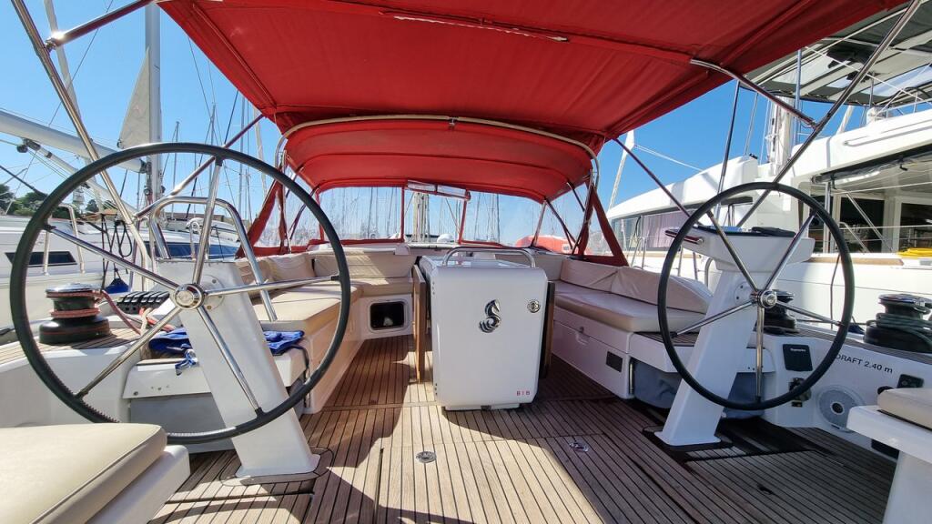 Sailing yacht 