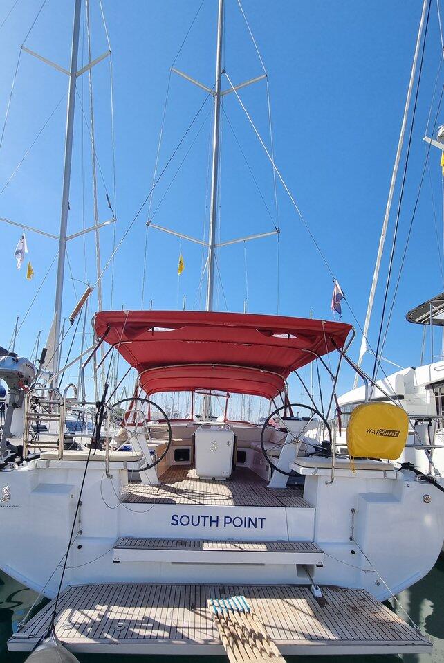 Sailing yacht 