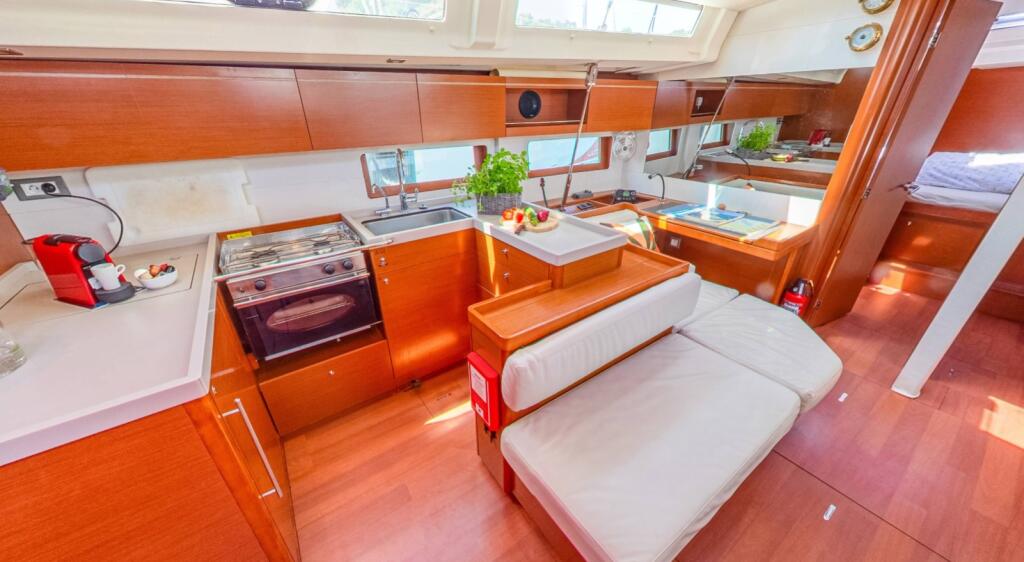 Sailing yacht 