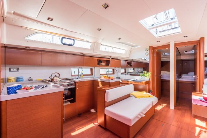 Sailing yacht 