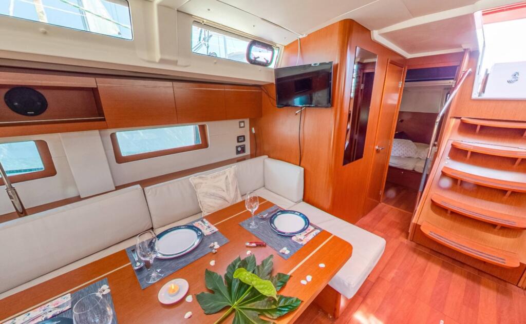 Sailing yacht 