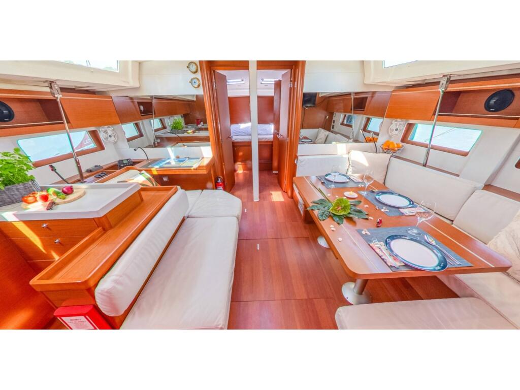 Sailing yacht 