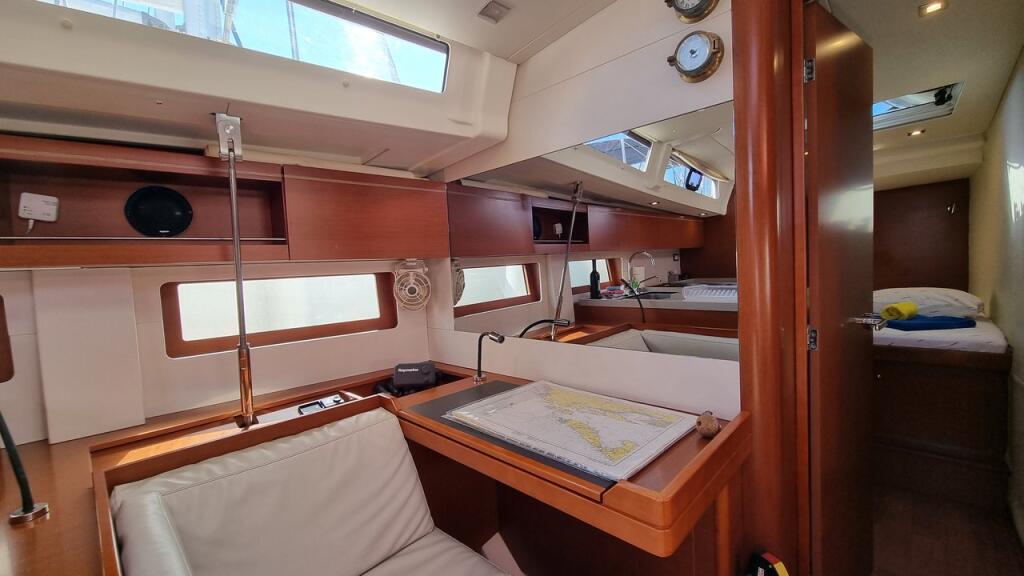 Sailing yacht 