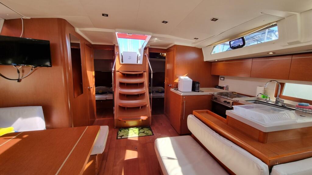 Sailing yacht 