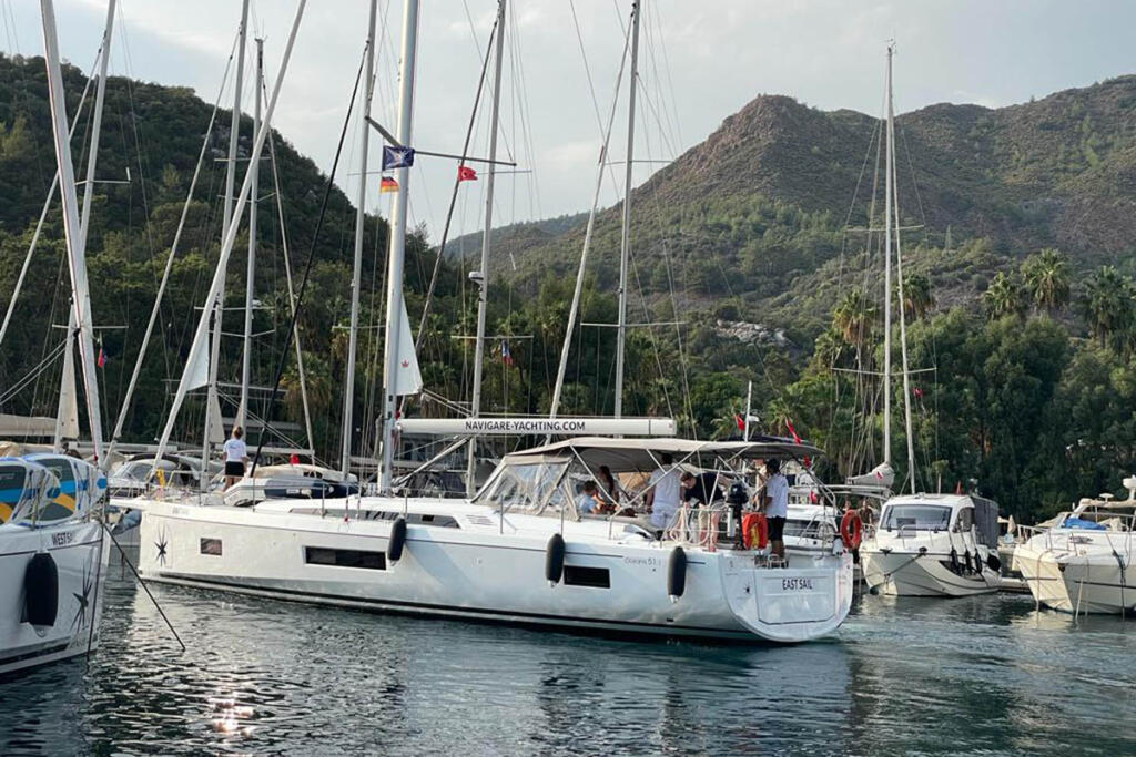 Sailing yacht 