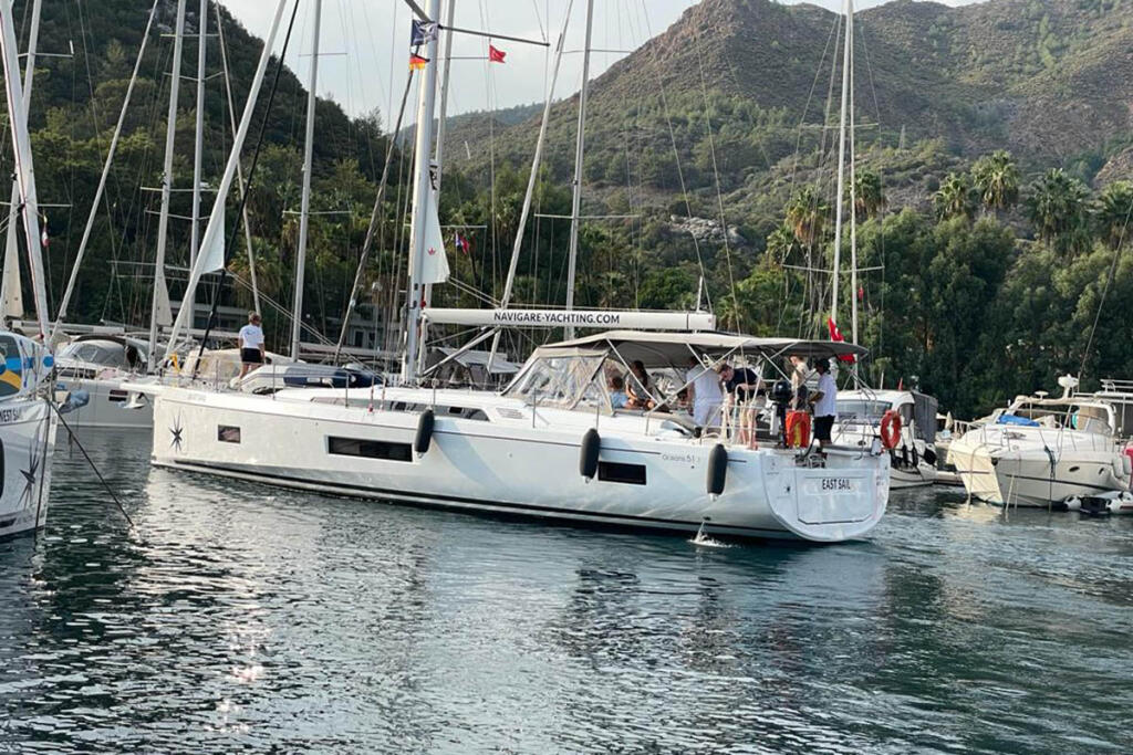 Sailing yacht 